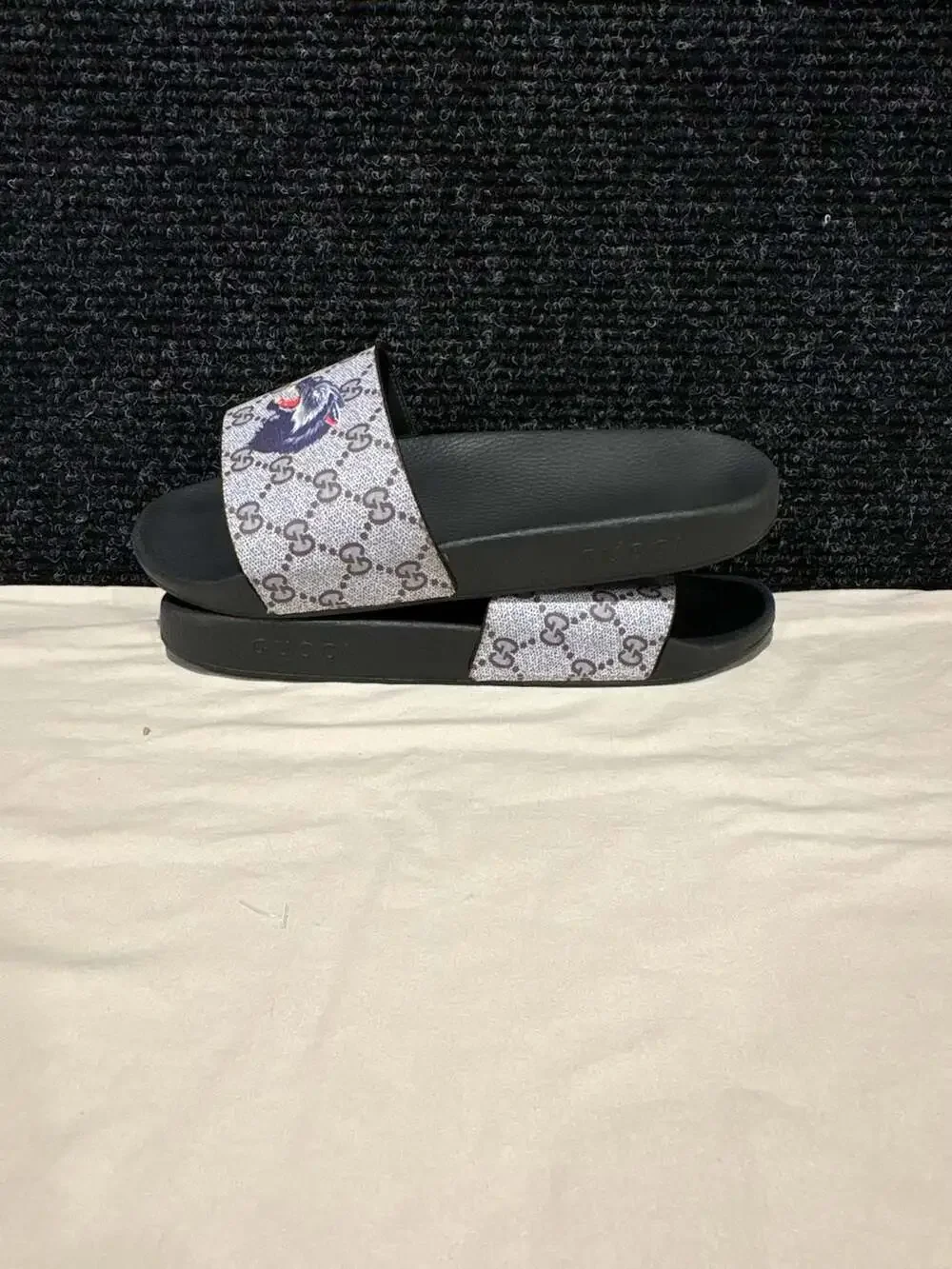 Gucci GG Supreme Pursuit Wolf Print Slides